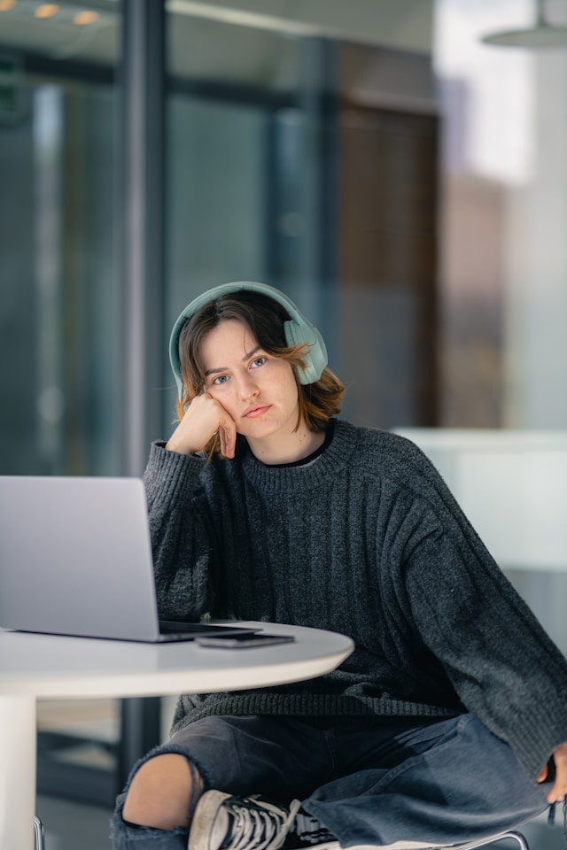 Entrepreneur hearing congestive learning theories via headphone