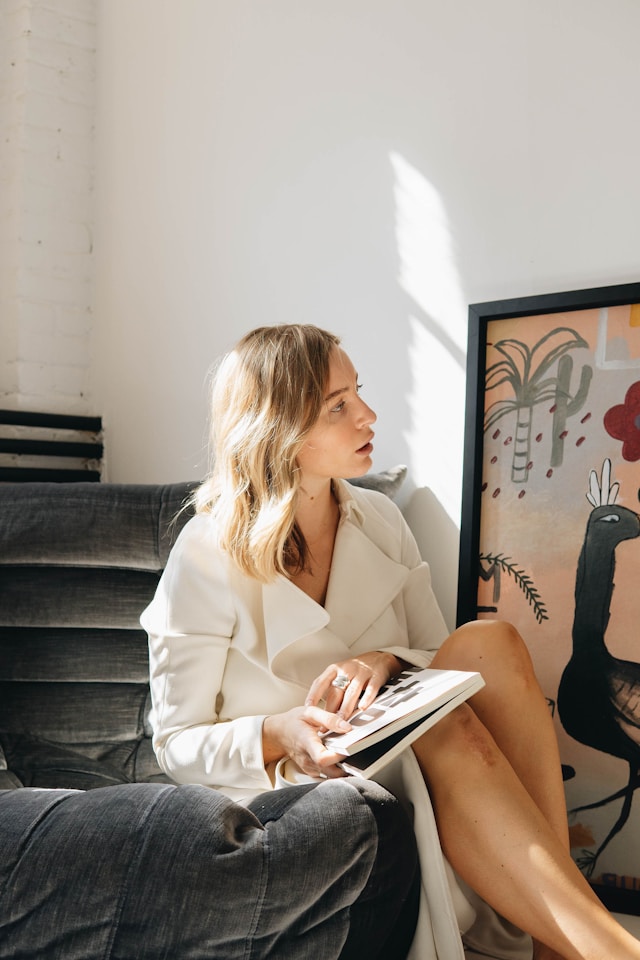 Tech entrepreneur practicing power pose in VR headset for confidence building 2026 – psychological strategies for tech leaders