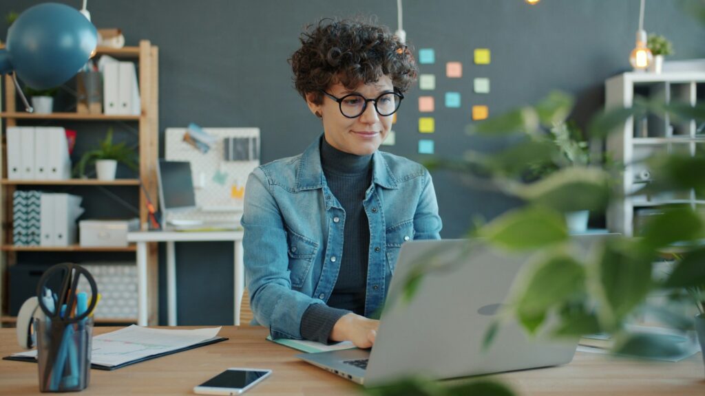 Executive using AI multi-agent systems for real-time KPI monitoring in tech branding