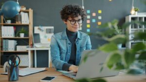 Executive using AI multi-agent systems for real-time KPI monitoring in tech branding