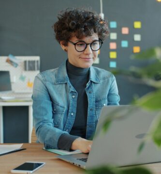 Executive using AI multi-agent systems for real-time KPI monitoring in tech branding