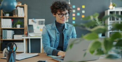 Executive using AI multi-agent systems for real-time KPI monitoring in tech branding